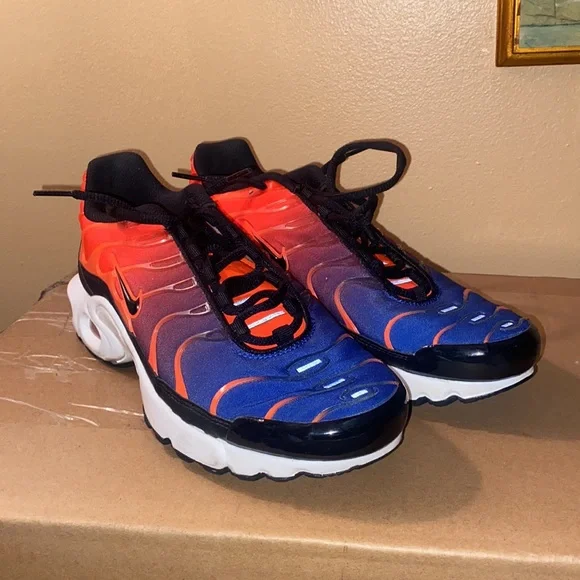 Nike Air Max Plus Gradient Total Crimson Sneakers, Size: 7½ (GS - 6) - Picture 3 of 6